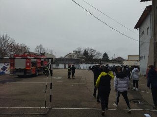 Exerciții anti-cutremur prin ISU Dmbovița